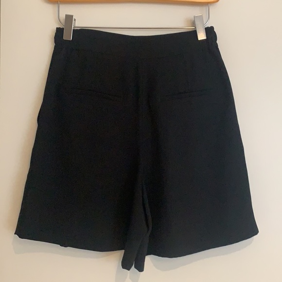 Like New ARITZIA BABATON GERALD SHORTS - Picture 4 of 5
